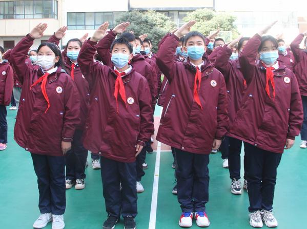 3面向国旗敬礼 3面向国旗敬礼